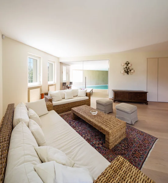 Bir Tasarım Villada Hasır Mobilyalar Ile Modern Oturma Odası Çeride — Stok fotoğraf