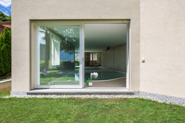 Yüzme havuzlu villa dış penceresinin ayrıntı. İçeride kimse yok