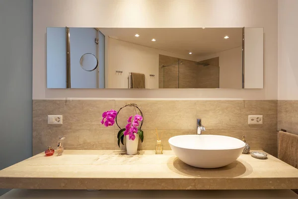 现代浴室与木材和大理石装饰 典雅的浴室 里面没人 — 图库照片
