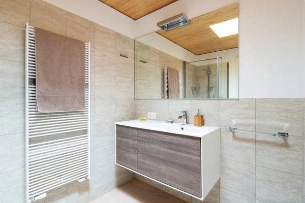现代浴室与木材和大理石装饰 典雅的浴室 里面没人 — 图库照片