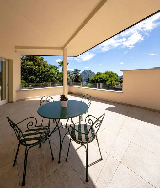 Espaçoso Terraço Villa Moderna Com Vista Para Lago Ninguém Dentro — Fotografia de Stock