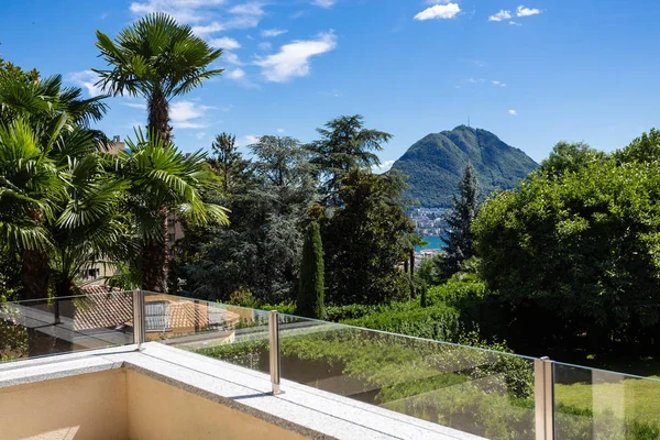 Espaçoso Terraço Villa Moderna Com Vista Para Lago Ninguém Dentro — Fotografia de Stock