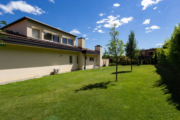 Bir yaz günü sırasında büyük Bahçeli Villa. İçeride kimse yok
