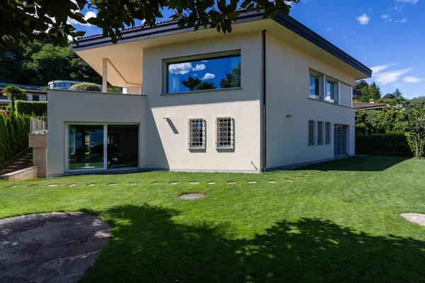 Villa Avec Grand Jardin Pendant Une Journée Été Personne Intérieur — Photo