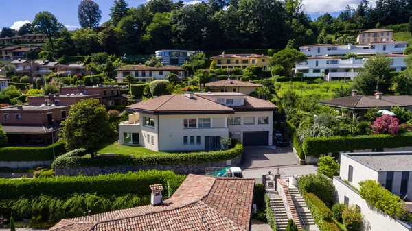 Vista Aérea Villa Moderna Com Grande Jardim Ninguém Dentro — Fotografia de Stock