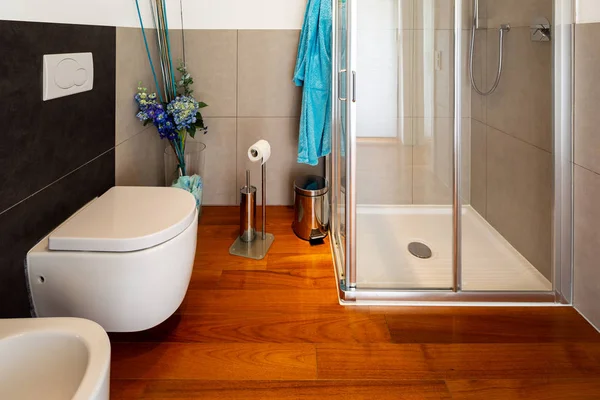 Salle Bain Moderne Avec Des Carreaux Clairs Sombres Personne Intérieur — Photo