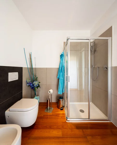 Moderne Badkamer Met Lichte Donkere Tegels Niemand Binnen — Stockfoto