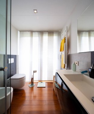 Modern banyo açık ve koyu zemin ile. İçeride kimse yok