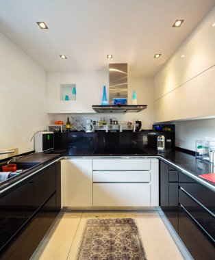 Önden görünüm modern mutfak. İçeride kimse yok