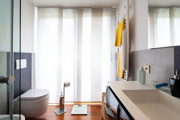 Modernes Badezimmer Mit Hellen Und Dunklen Fliesen Niemand Drinnen — Stockfoto