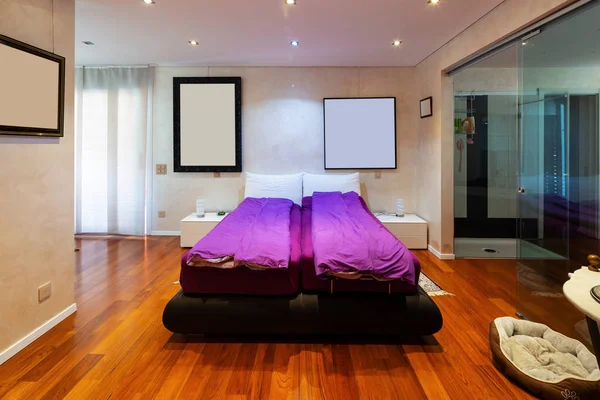 Egy Saját Fürdőszobás Hálószoba Található Senki Sem Belül — Stock Fotó