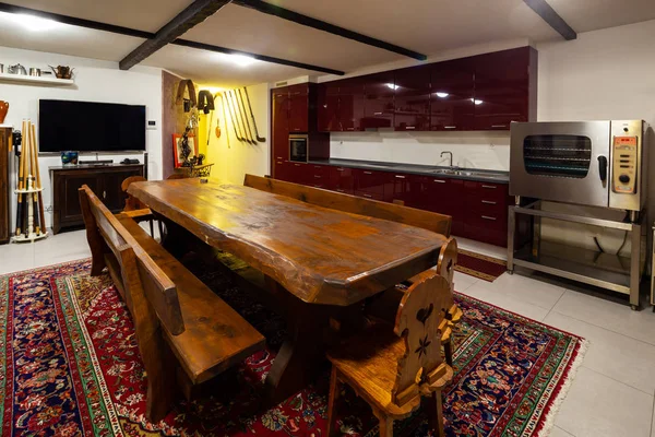 Taverne Einem Privathaus Mit Großem Holztisch Niemand Drinnen — Stockfoto