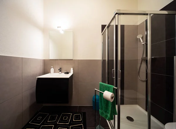 Banheiro Moderno Com Azulejos Claros Escuros Ninguém Dentro — Fotografia de Stock