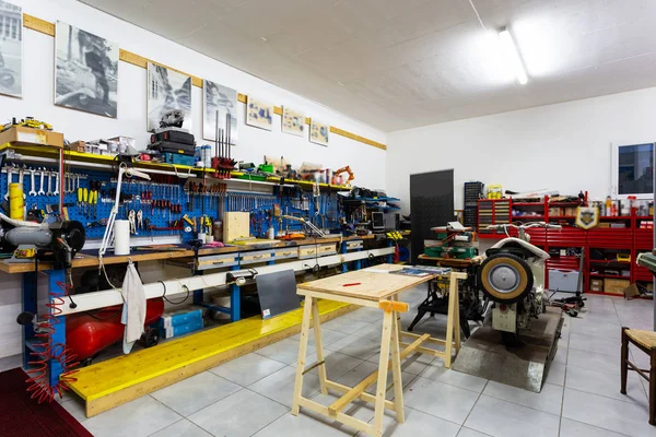 Garage with work tools for motor enthusiasts. Nobody inside. — Stock Image Garage Work Tools Motor Enthusiasts Nobody Stock Image