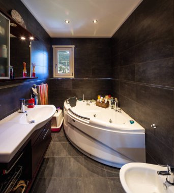 Modern banyo büyük koyu zemin ile. İçeride kimse yok.