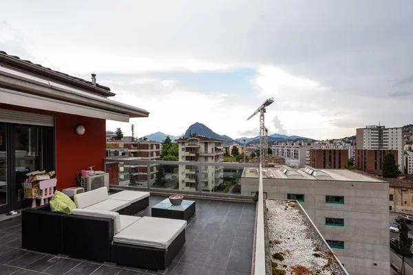 Grande Terraço Mobilado Com Mobiliário Exterior Ninguém Dentro — Fotografia de Stock