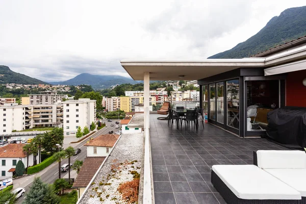 Amplia Terraza Amueblada Con Muebles Exterior Hay Nadie Adentro — Foto de Stock