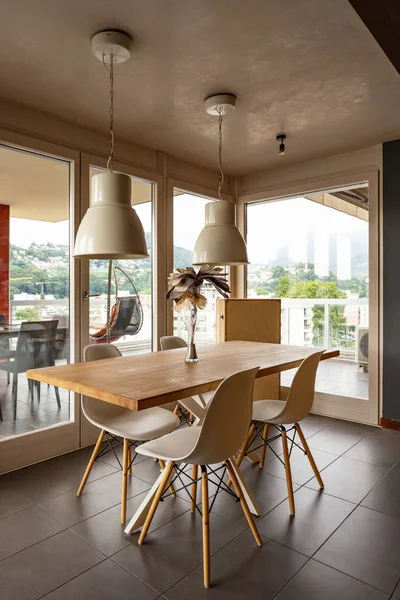 Detalhe Mesa Com Cadeiras Design Com Janelas Com Grande Terraço — Fotografia de Stock