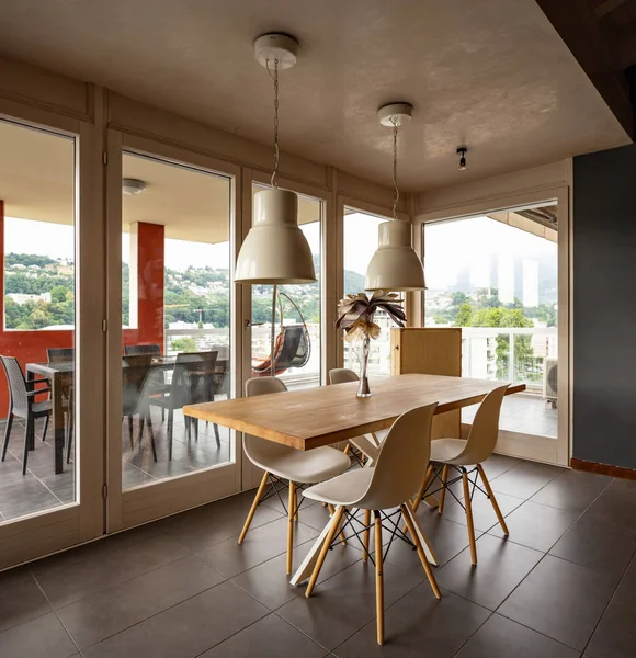 Detalle Mesa Con Sillas Diseño Con Ventanas Con Gran Terraza — Foto de Stock