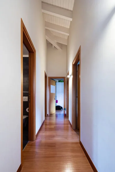 Couloir Avec Portes Parquet Personne Intérieur — Photo