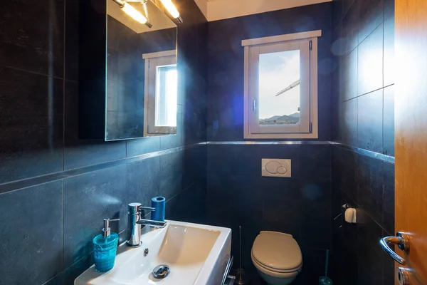 Modernes Badezimmer Mit Großen Dunklen Fliesen Niemand Drinnen — Stockfoto