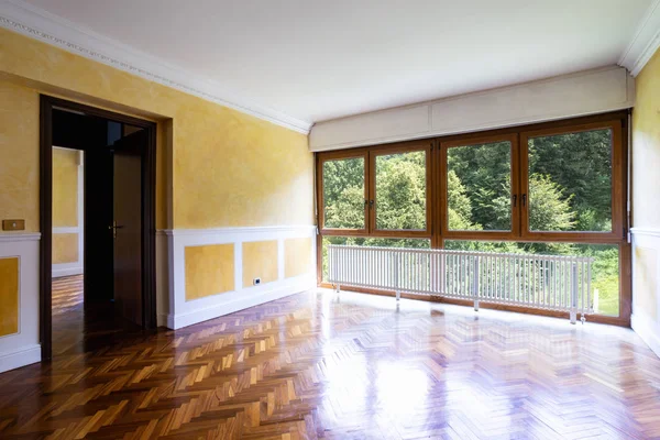 Wohnzimmer Mit Vintage Parkett Und Großen Fenstern Niemand Drinnen — Stockfoto