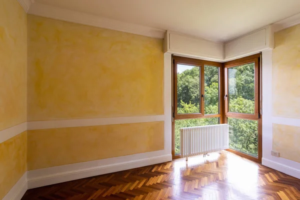 Schlafzimmer Mit Fenster Und Heizkörper Niemand Drinnen — Stockfoto