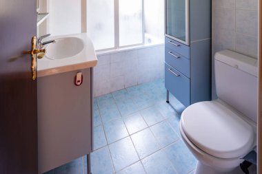 Vintage banyo mavi çinileri ile. İçeride kimse yok