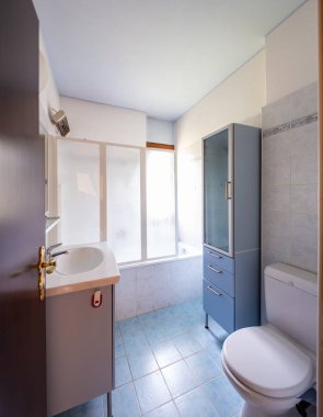 Vintage banyo mavi çinileri ile. İçeride kimse yok