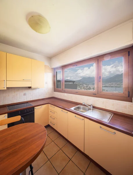 Vintage Küche Mit Fenster Und Tisch Mit Hockern Niemand Drinnen — Stockfoto