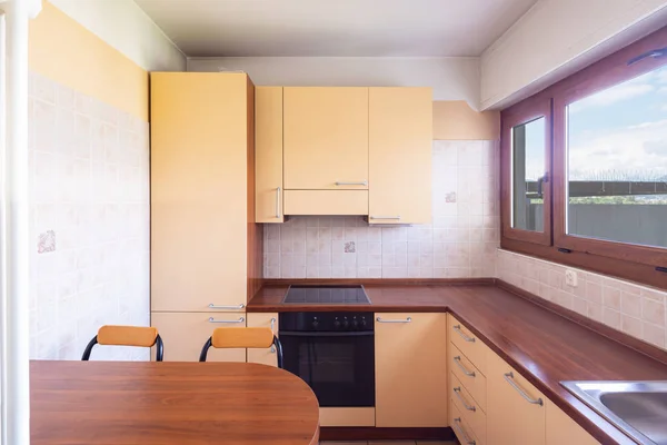 Cuisine Vintage Avec Fenêtre Table Avec Tabourets Personne Intérieur — Photo