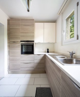 Modern mutfak ve bir pencere nerede çok ışık girer. İçeride kimse yok