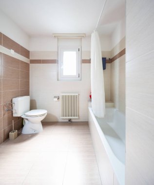 Geniş ve aydınlık banyo karoları ile. İçeride kimse yok