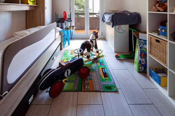 Παιδί Υπνοδωμάτιο Πολλά Παιχνίδια Στο Έδαφος Κανείς Μέσα — Φωτογραφία Αρχείου