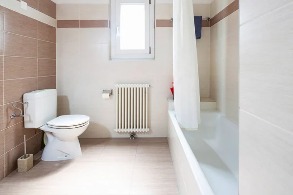 Casa Banho Espaçosa Brilhante Com Azulejos Ninguém Dentro — Fotografia de Stock