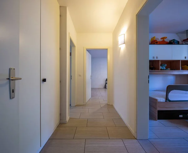 Couloir Blanc Avec Placards Intégrés Portes Ouvertes Personne Intérieur — Photo