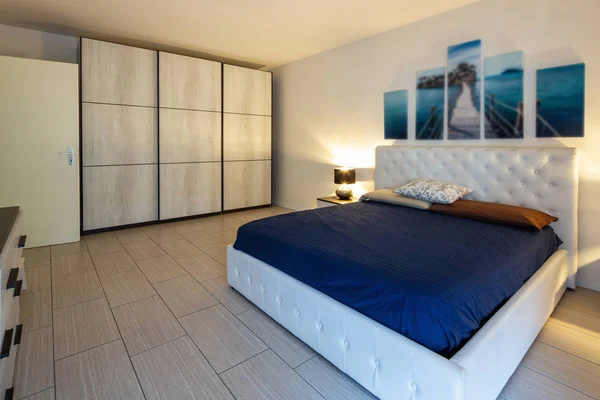 Slaapkamer Met Brandende Lampen Schilderijen Aan Muren Niemand Binnen — Stockfoto