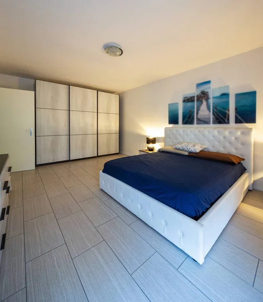 Schlafzimmer Mit Beleuchteten Lampen Und Gemälden Den Wänden Niemand Drinnen — Stockfoto