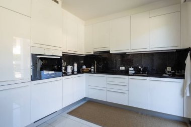 Siyah mermer ile beyaz mutfak. İçeride kimse yok