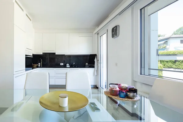 Weiße Küche Mit Schwarzem Marmor Und Einem Eleganten Glastisch Und — Stockfoto