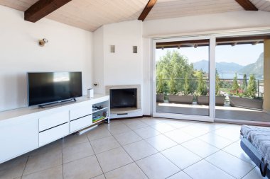 Kanepe ve lake Lugano ve şehir bakan büyük pencereler ile oturma odası