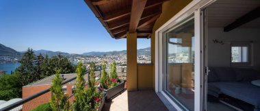 Büyük pencere balkon. Şehir ve göl görüntüleyin. İçeride kimse yok