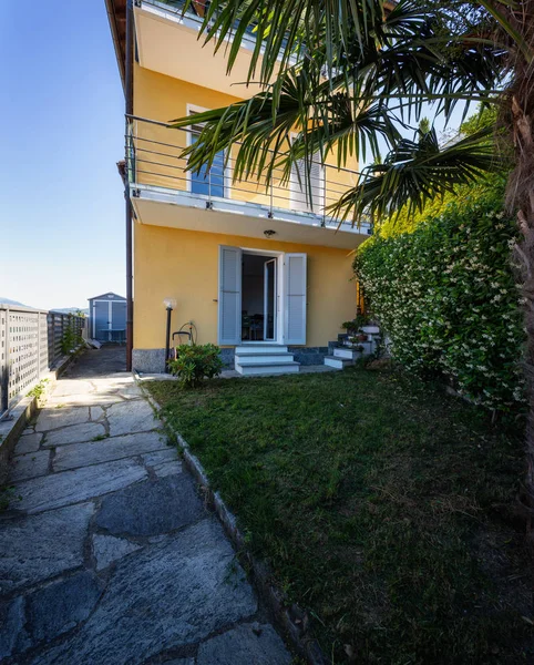 Exterior Yellow Villa Driveway Nobody — Stock Photo, Image