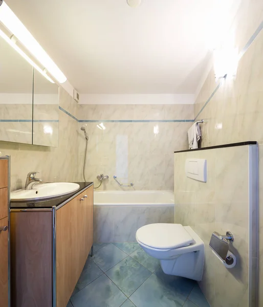 浴室配有瓷砖 传统的 里面没人 — 图库照片