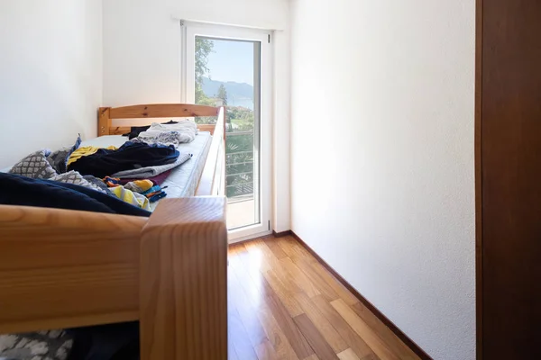 Schlafzimmer Mit Etagenbett Und Fenster Mit Seeblick Niemand Drinnen — Stockfoto