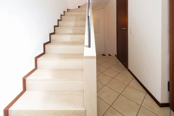 Couloir Avec Grand Escalier Marbre Personne Intérieur — Photo