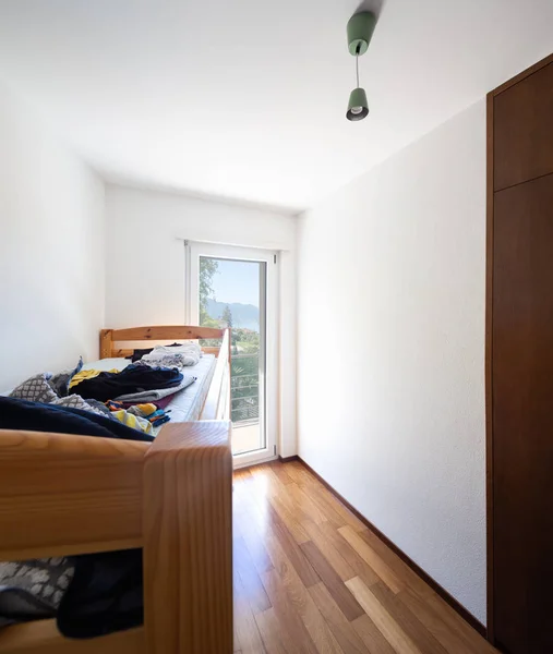 Slaapkamer Met Stapelbed Raam Met Uitzicht Het Meer Niemand Binnen — Stockfoto
