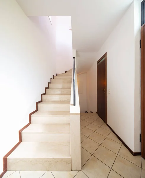 Couloir Avec Grand Escalier Marbre Personne Intérieur — Photo