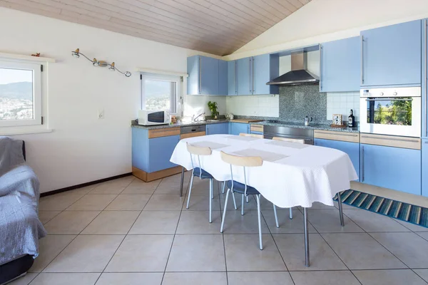 Moderne Keuken Met Tafel Stoelen Niemand Binnen — Stockfoto
