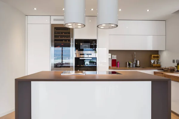 Cozinha Com Ilha Branca Com Capuz Holofotes Apartamento Moderno Ninguém — Fotografia de Stock
